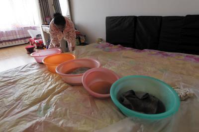 松江楼上漏水，住户失联，小区没物管，业主维权难！律师来支招……